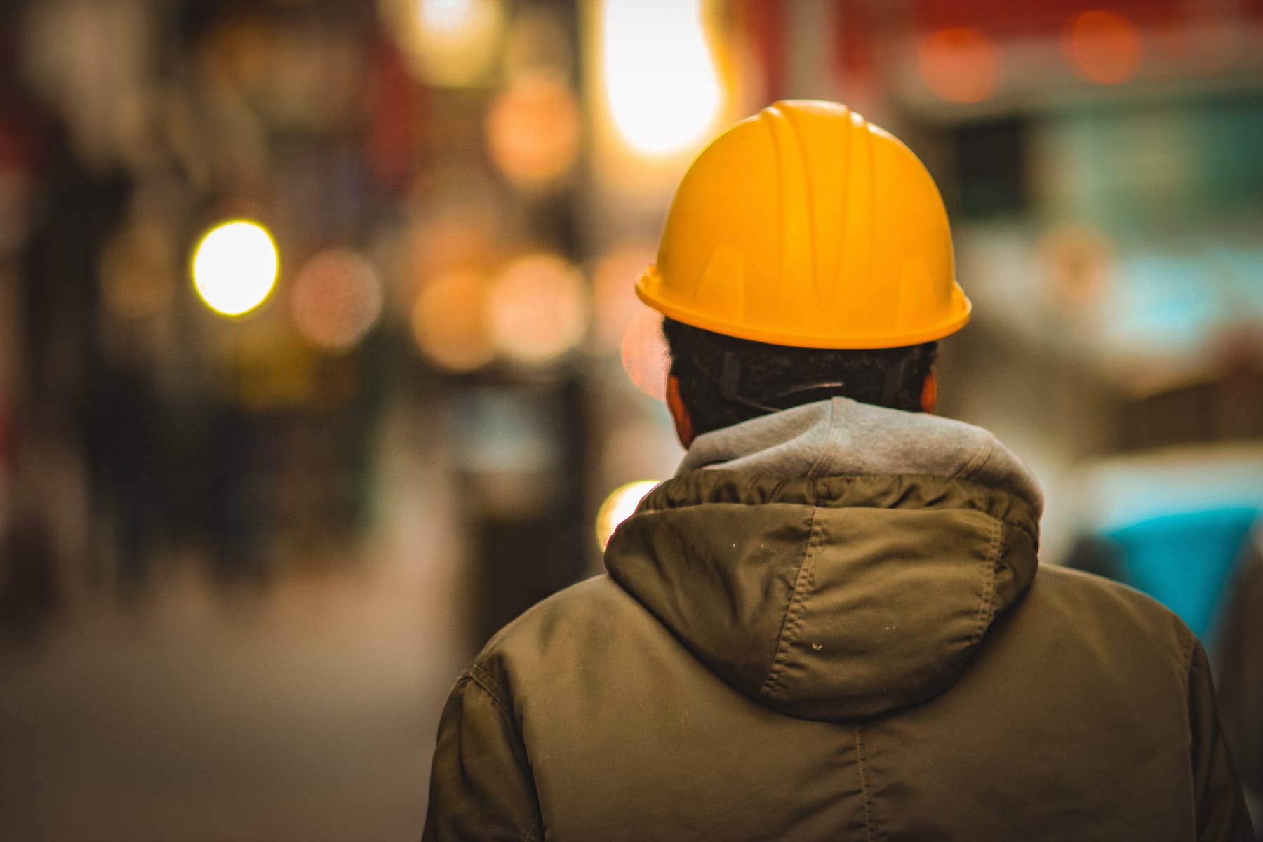 Worker wearing a protective helmet